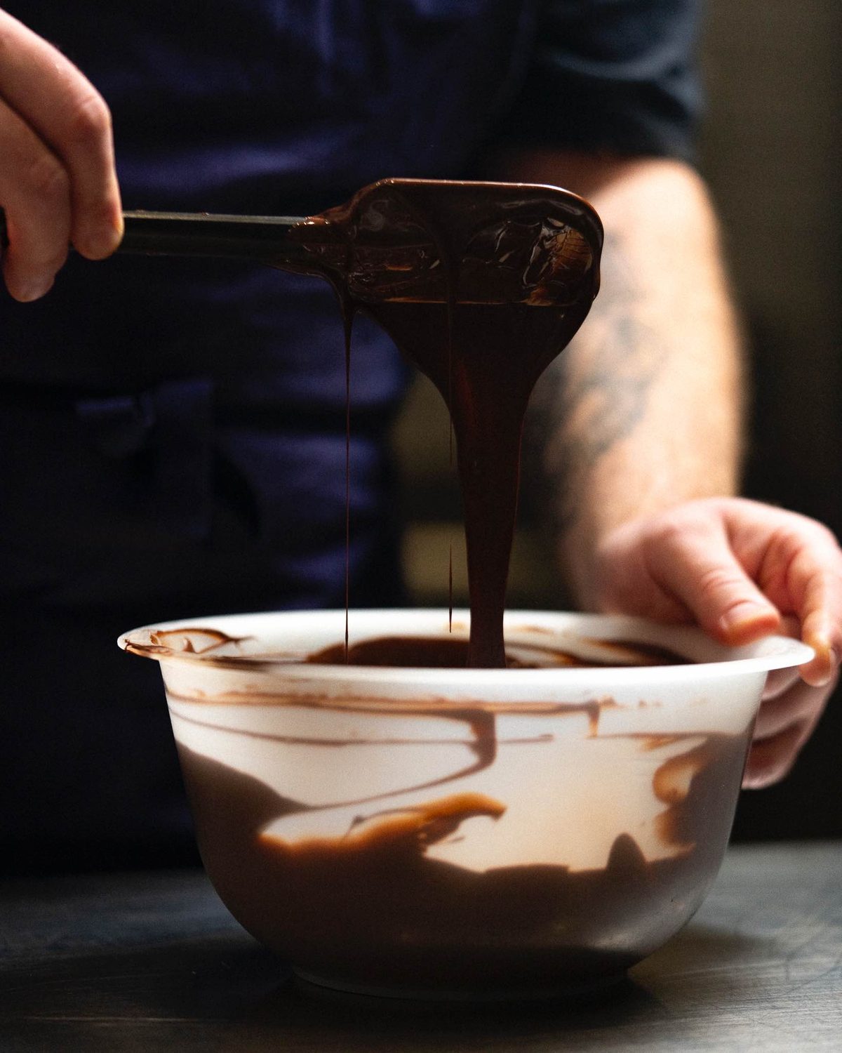 Geste de travail du chocolat fondu au labo du Colibri